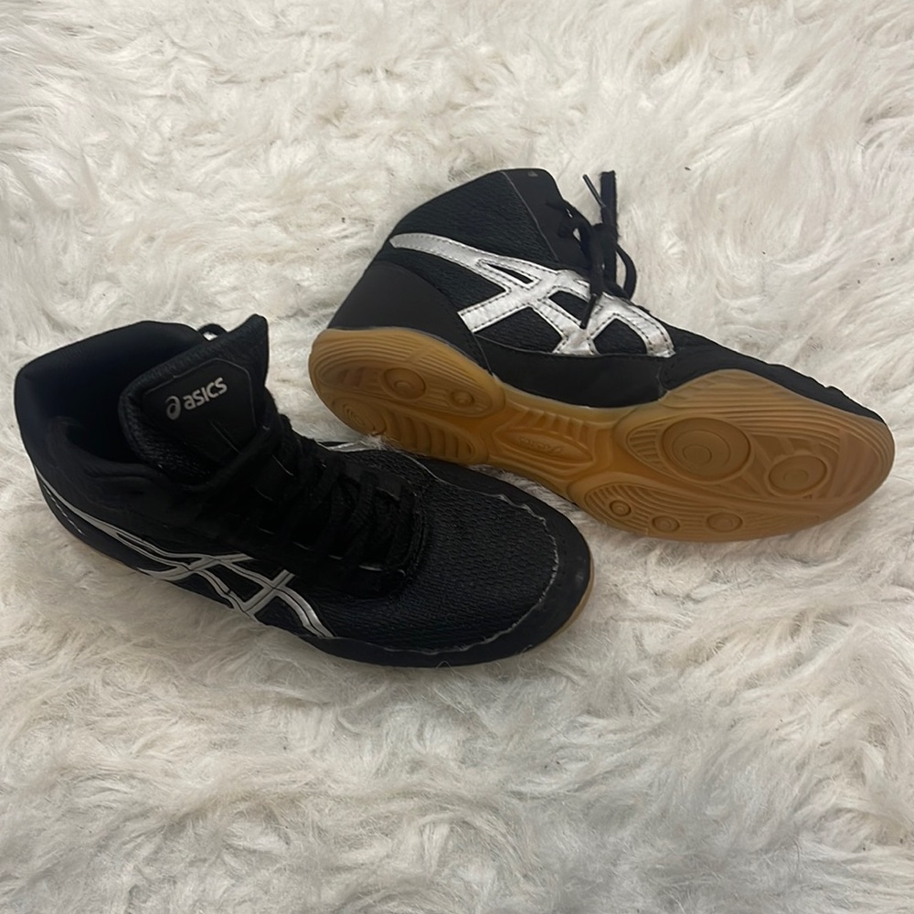 ASICS wrestling shoes. Size 5.5 black. Good condition.